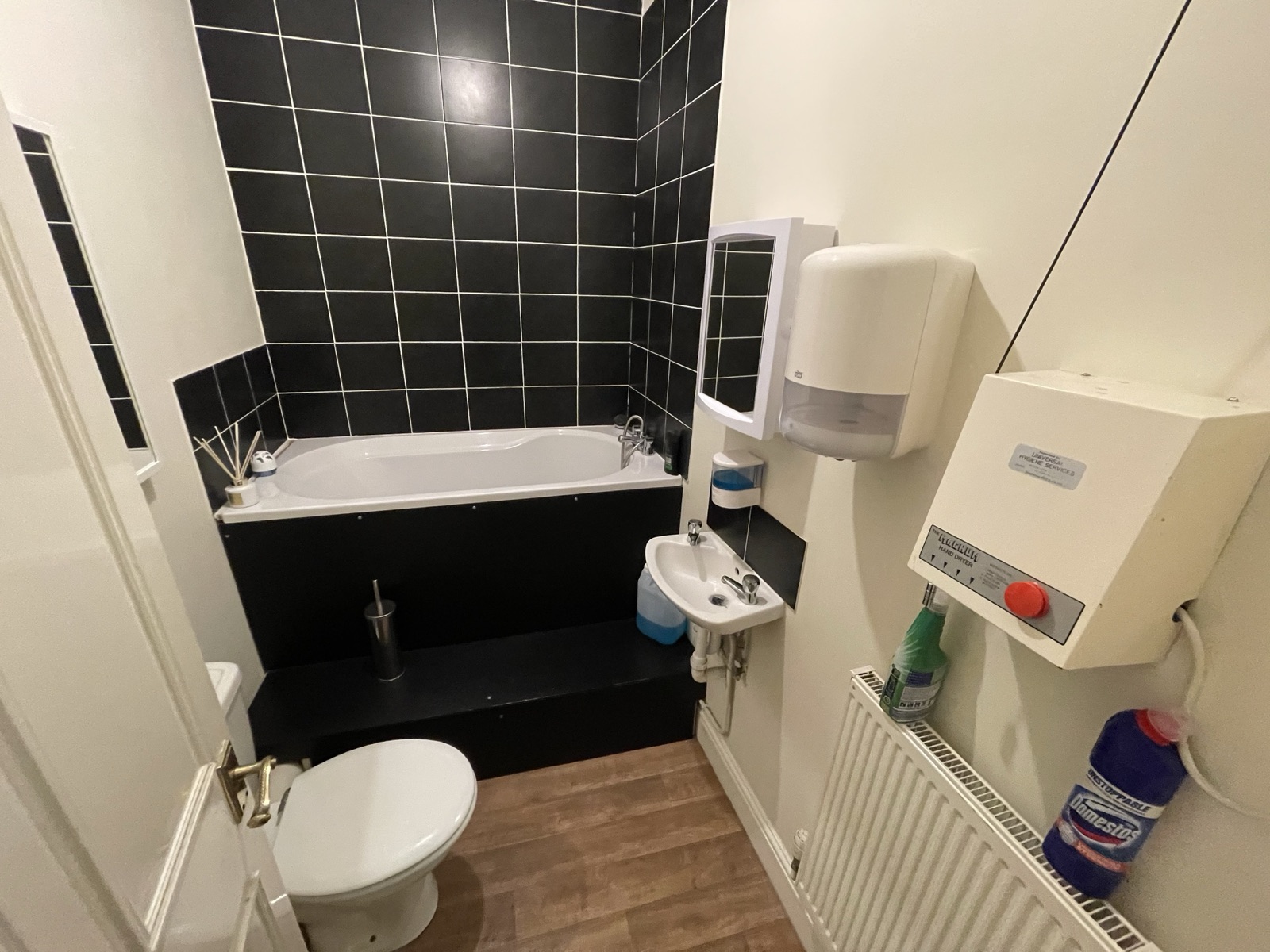 The bathroom of the converted-flat office, with a bathtub, where Graham first came to meet Axel